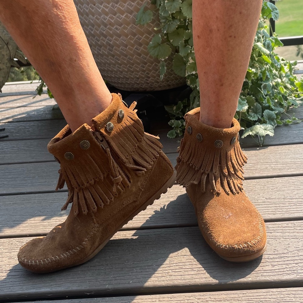 Minnetonka leather size 6 moccasin shoe!